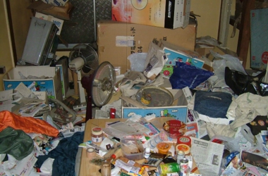 ゴミ屋敷　ゴミの部屋の写真
